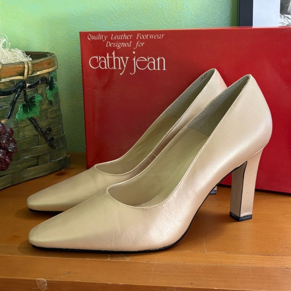 Cathy Jean Champagne Leather Heels - Picture 3 of 8